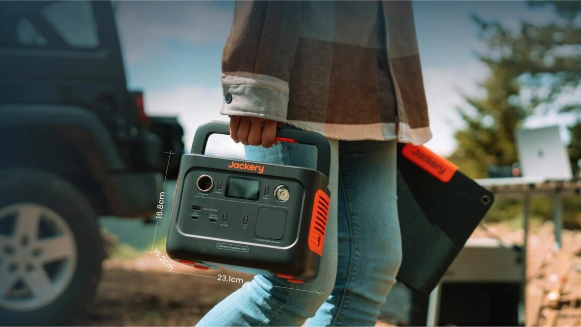 Un "Générateur Électrique Solaire" portable et ses panneaux photovoltaïques en plein air, illustrant une solution d'énergie autonome et écologique pour diverses utilisations.