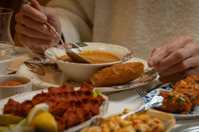 Repas indien partagé en famille avec soupe épicée, poulet tandoori, crevettes et galettes dans une des meilleures adresses locales authentiques.
